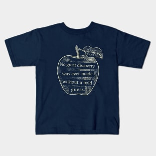 Isaac Newton quote: No great discovery was ever made without a bold guess. Kids T-Shirt